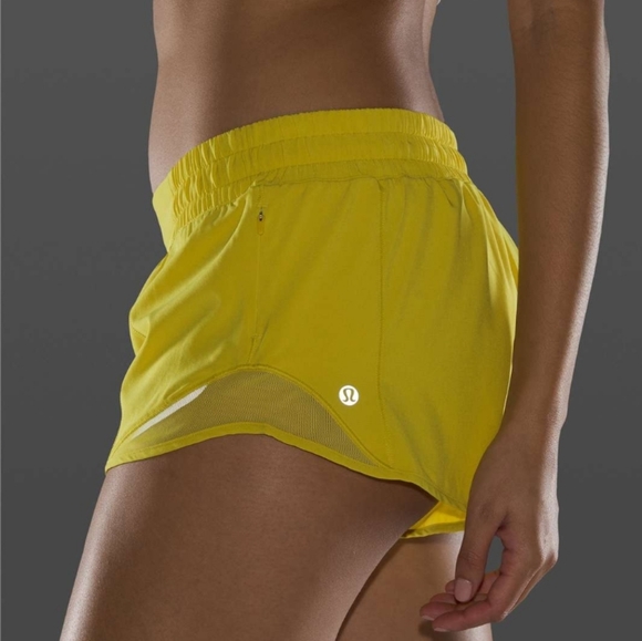 lululemon athletica Pants - Lululemon Hotty Hot Short II *2.5” Soleil Size 6
